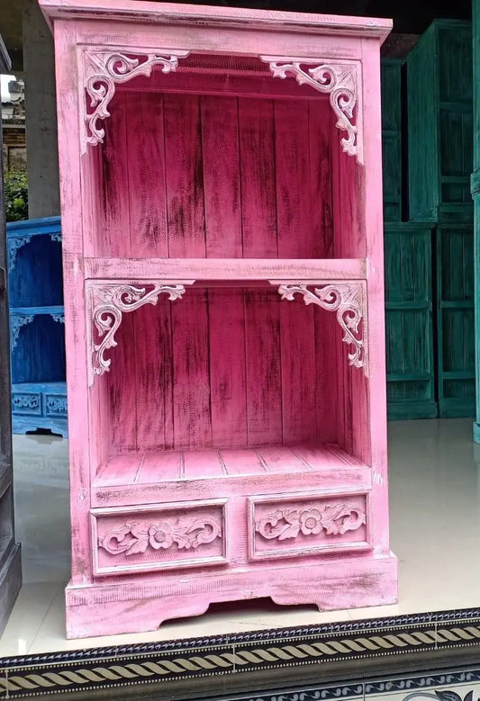 Mueble de madera rosa con acabado envejecido estilo rústico tallado a mano y dos estantes abiertos sobre dos cajones