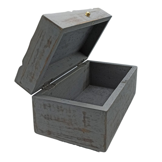 Caja de madera gris con acabado envejecido, tapa abatible y cierre dorado, ideal para almacenamiento decorativo.