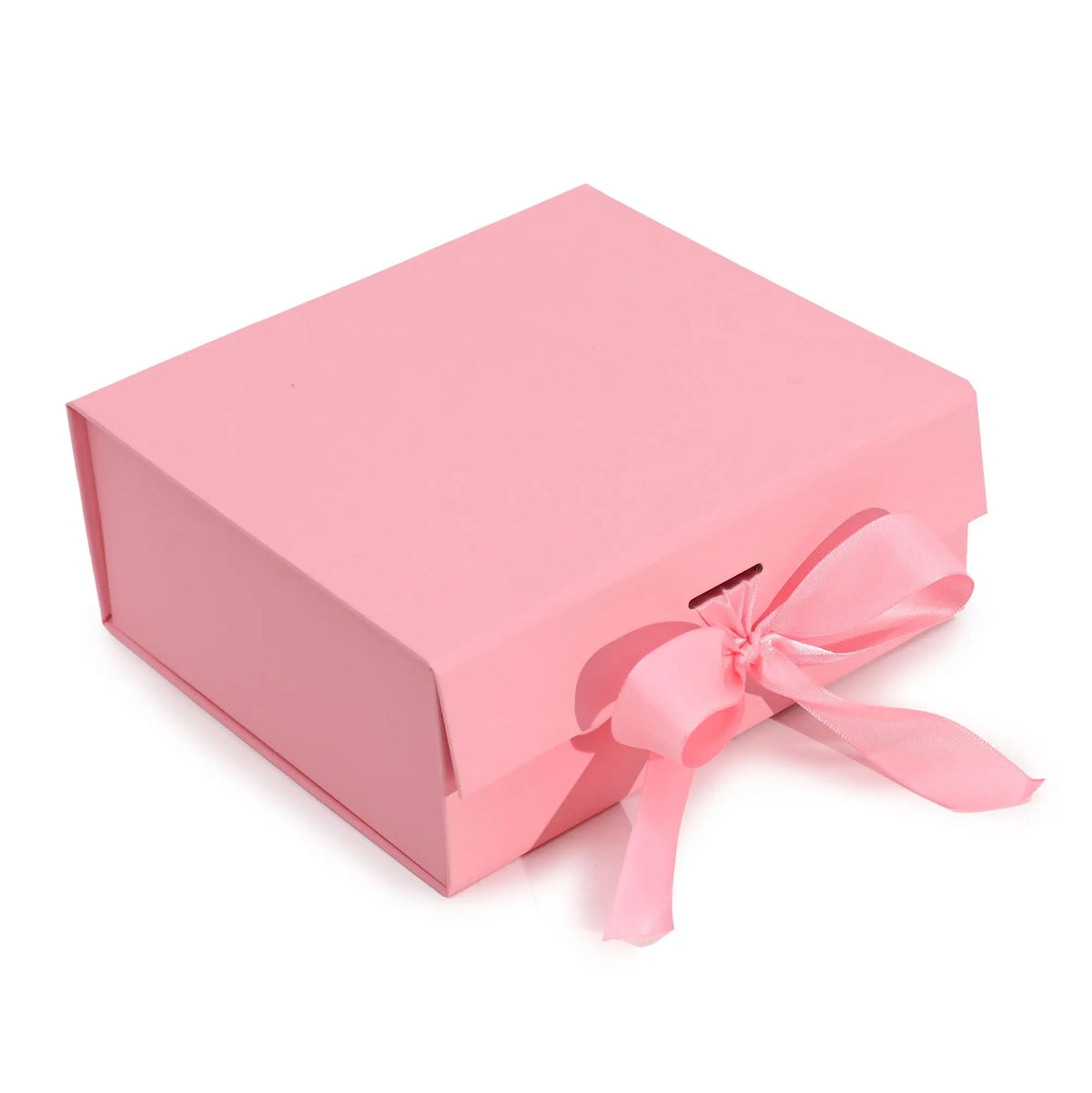 Caja de regalo rectangular rosa de cartón, plegable, con tapa y un elegante lazo de satén a juego en el frente.