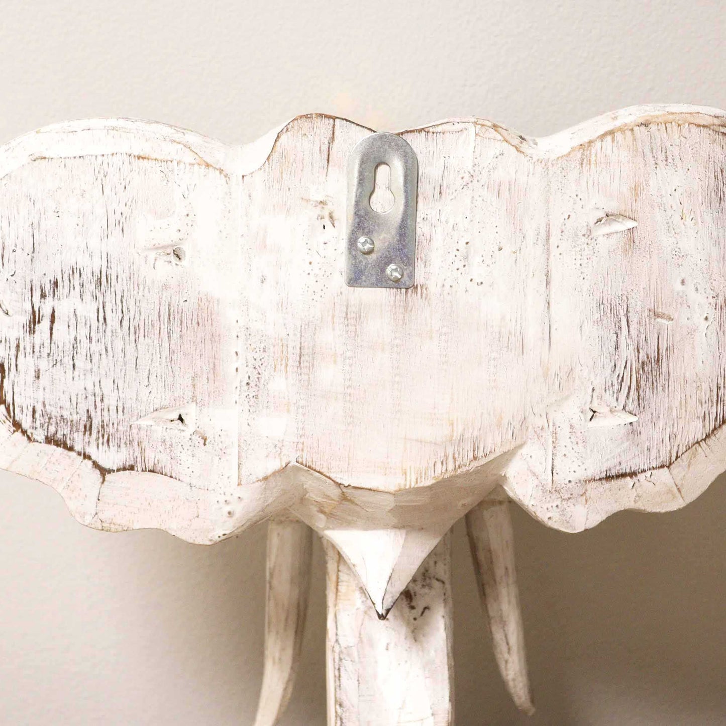 Cabeza de elefante de madera blanca con detalles rústicos, ideal para decoración de pared bohemia.