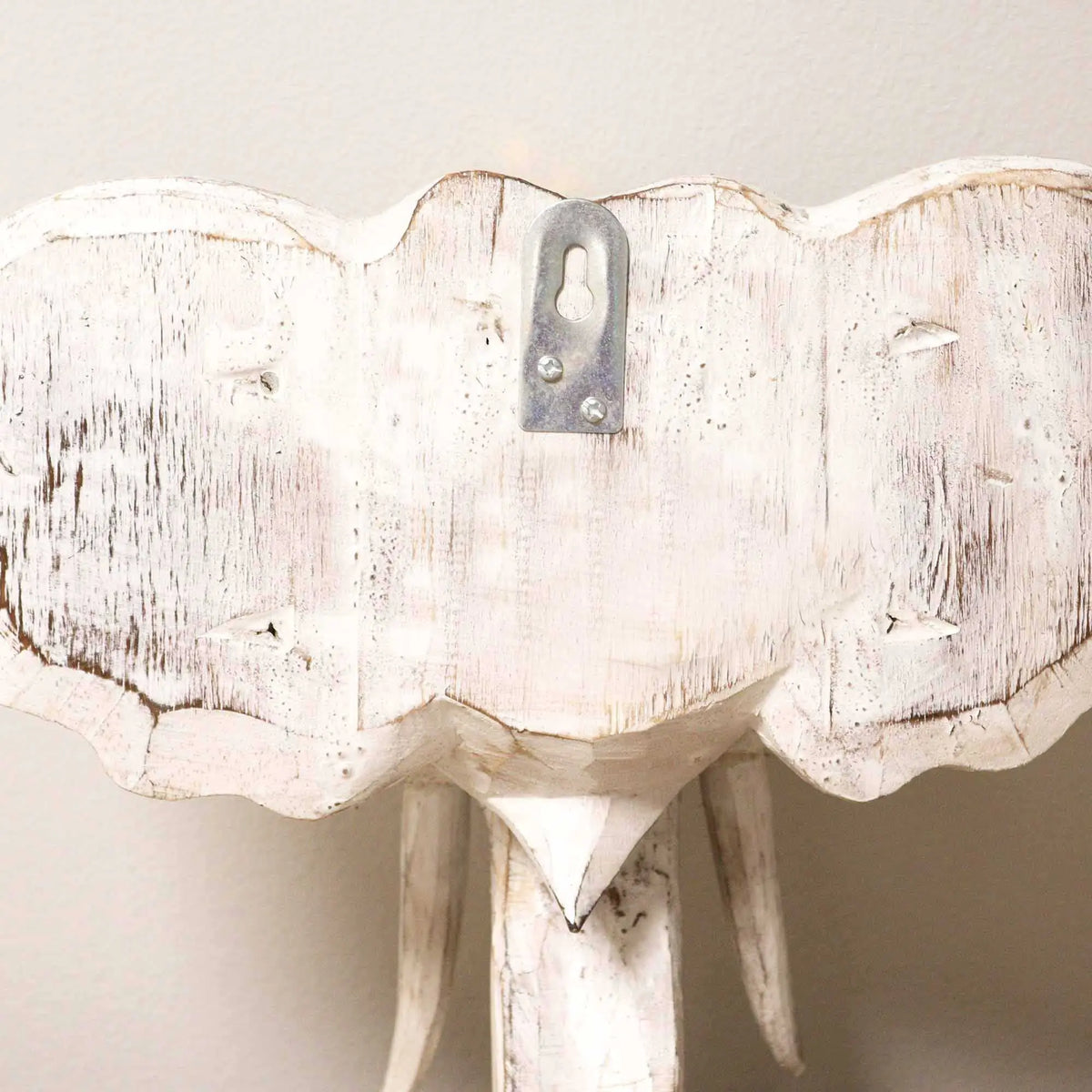 Cabeza de elefante de madera blanca con detalles rústicos, ideal para decoración de pared bohemia.
