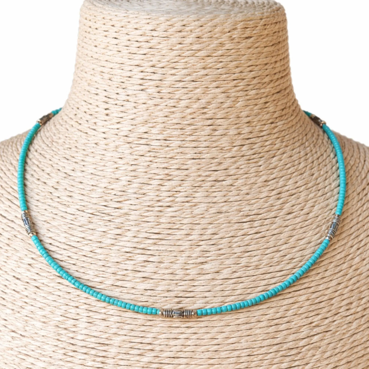 Collar de cuentas turquesa con detalles en metal plateado, estilo moderno y fresco. Ideal para el uso diario.