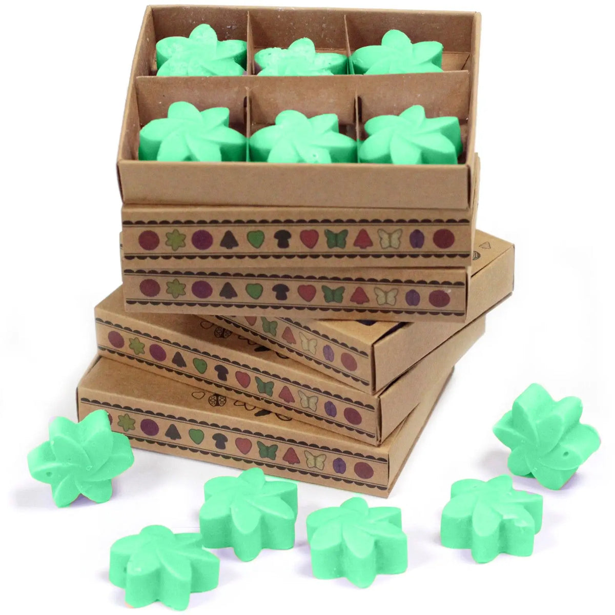 Cajas de cartón con 6 piezas de cera de soja verde con forma de flor, dispuestas en una pila y sobre una superficie.