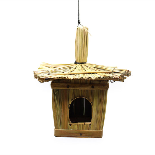 Casa para pájaros cuadrada de paja natural con techo inclinado y entrada arqueada, colgante, de 18x13 cm.