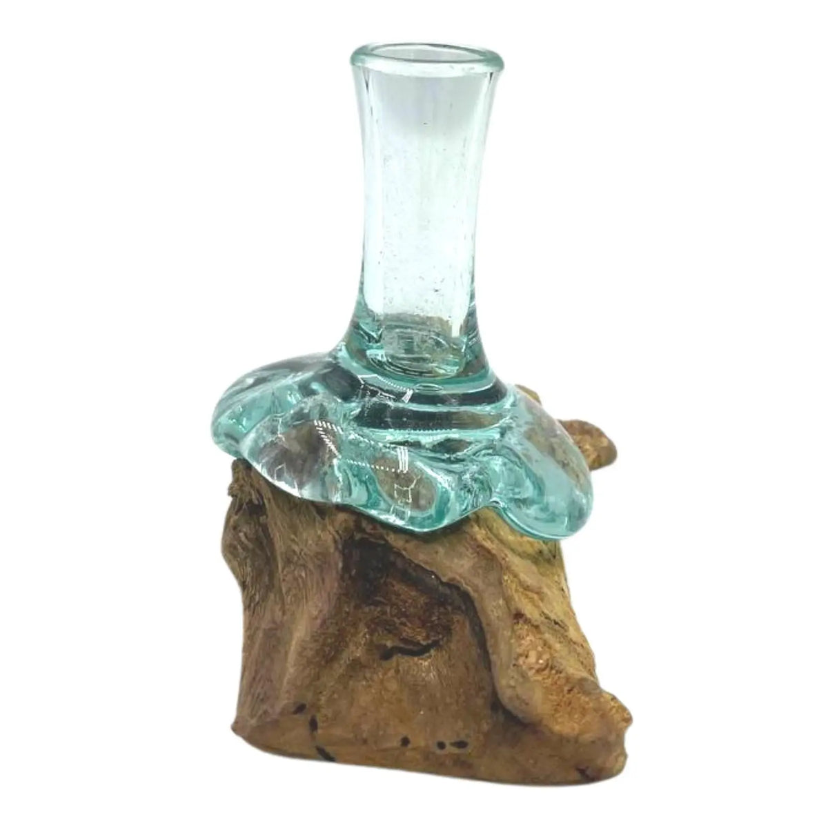 Florero artesanal de vidrio fundido transparente que se adapta a una base de madera natural con estilo rústico decorativo