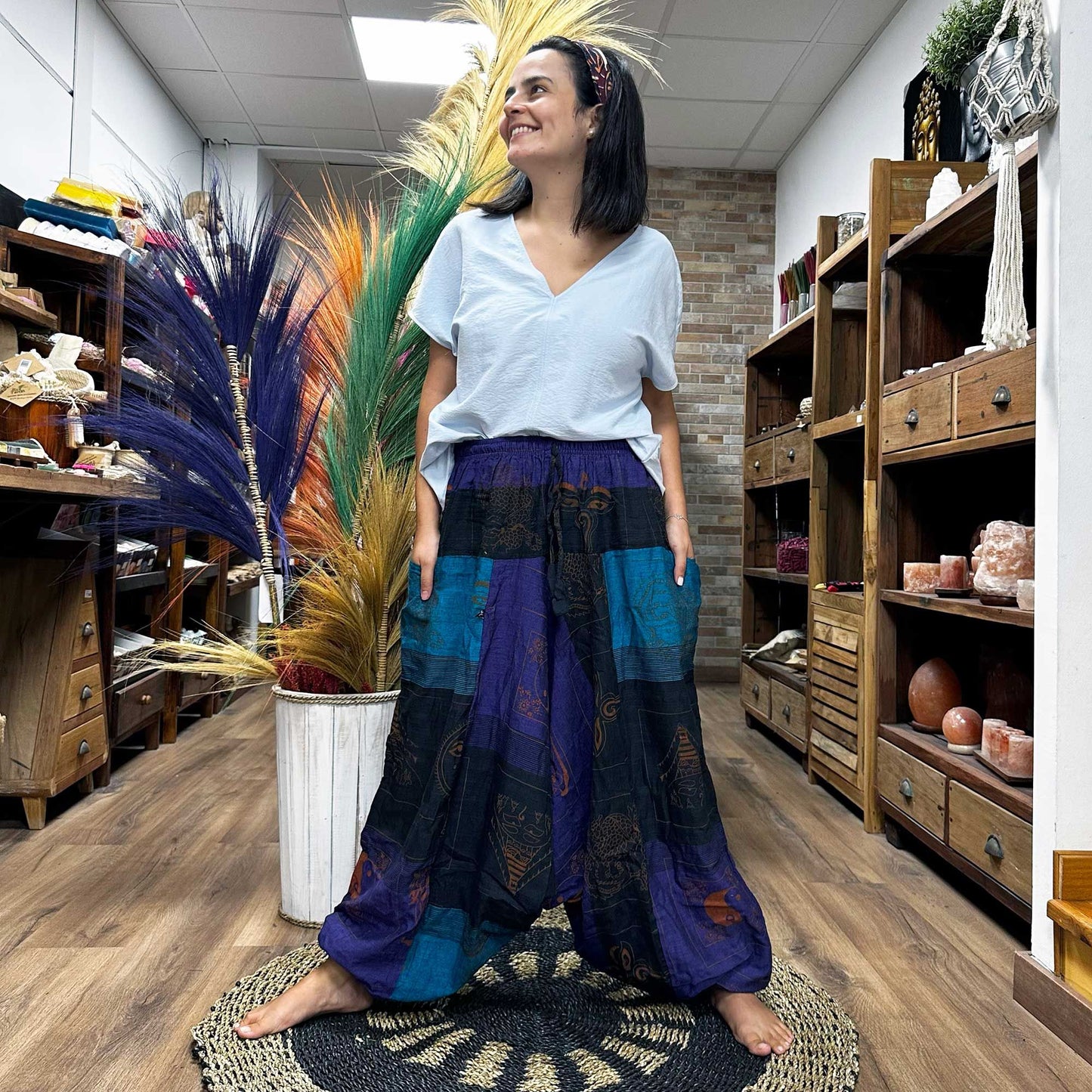Pantalones tipo Aladdin de estilo holgado con estampado en tonos morados, negros y azules. Ideales para yoga o festivales.