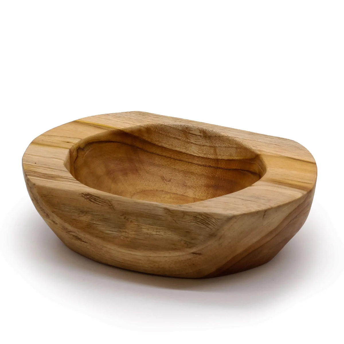 Cuenco artesanal de madera de teca con forma orgánica irregular, tono natural, vetas visibles y diseño rústico.