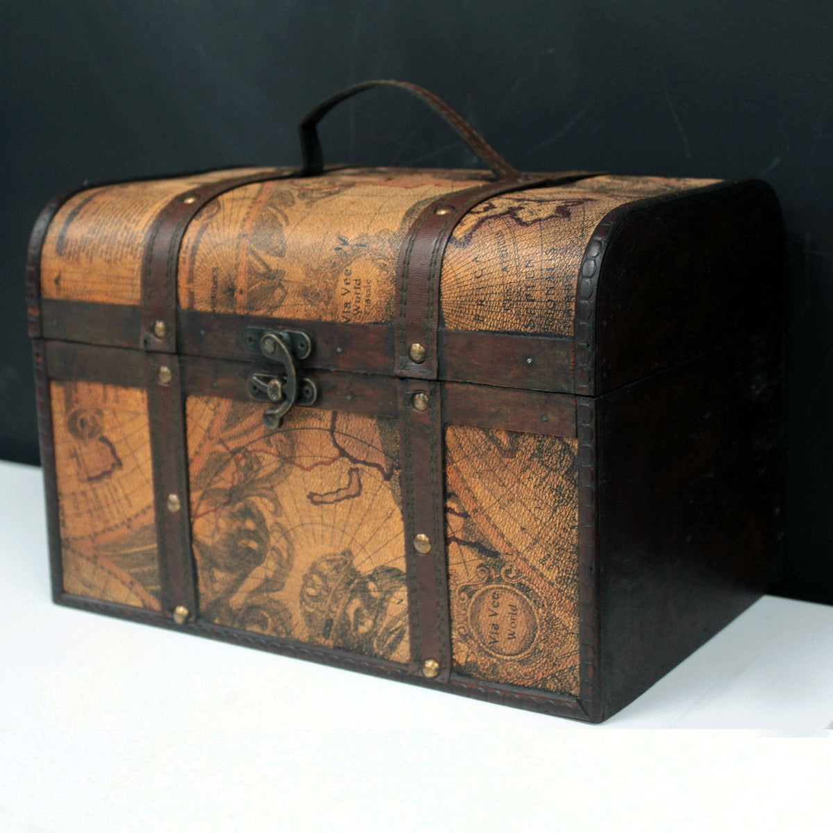 Cofre vintage de madera con estampado de mapa antiguo, detalles en cuero marrón, herrajes metálicos y asa superior.