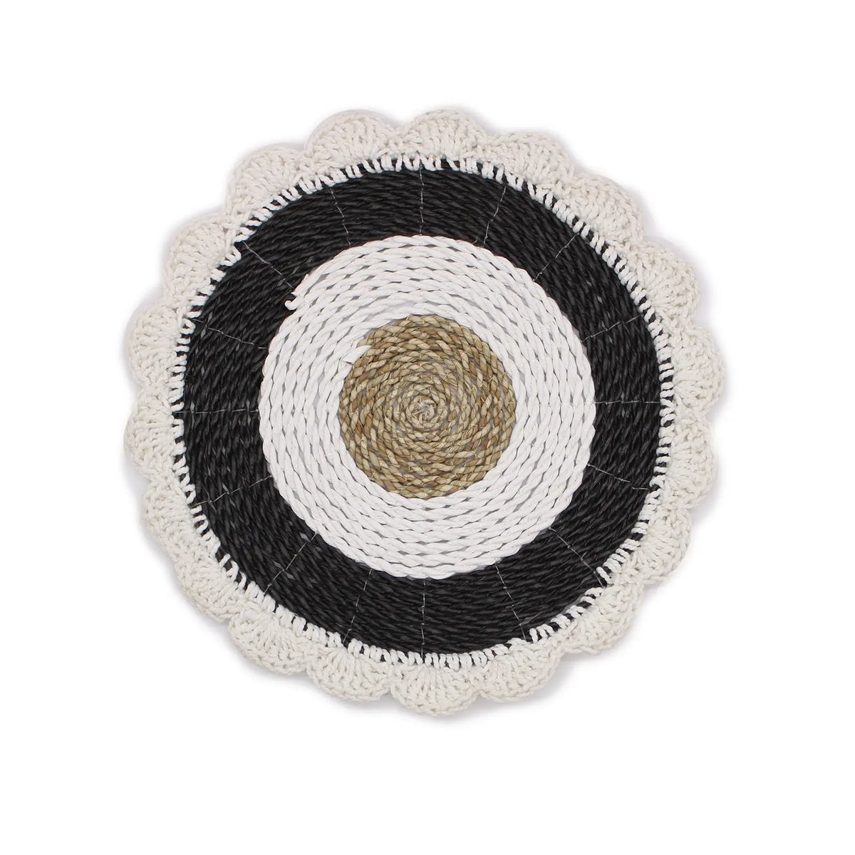 Mantel redondo de fibra natural con diseño en blanco, negro y beige. Estilo boho ideal para decoración de mesas.