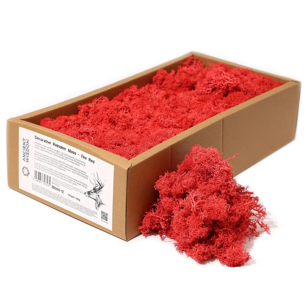Caja de cartón llena de musgo de reno estabilizado de color rojo intenso, sobre un fondo blanco.