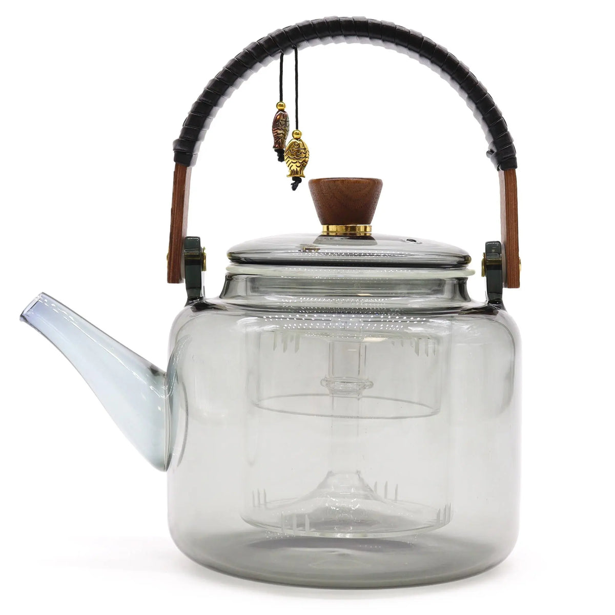 Tetera de vidrio gris con infusor interno, tapa de madera, asa decorada con colgantes y estilo elegante.