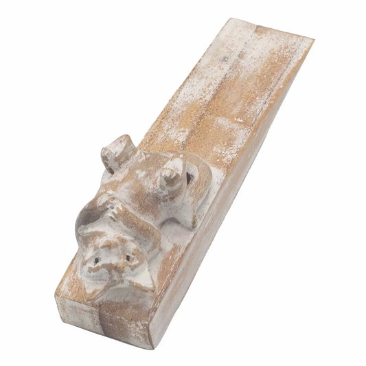 Tope de puerta de madera en cuña con un gatito tallado a mano, acabado rústico en tonos madera clara y blanco.
