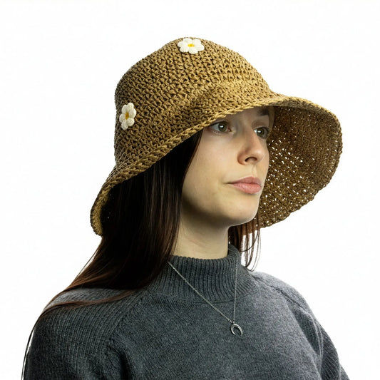 Sombrero de paja trenzada color marrón con flores blancas, estilo casual y fresco, ideal para verano.
