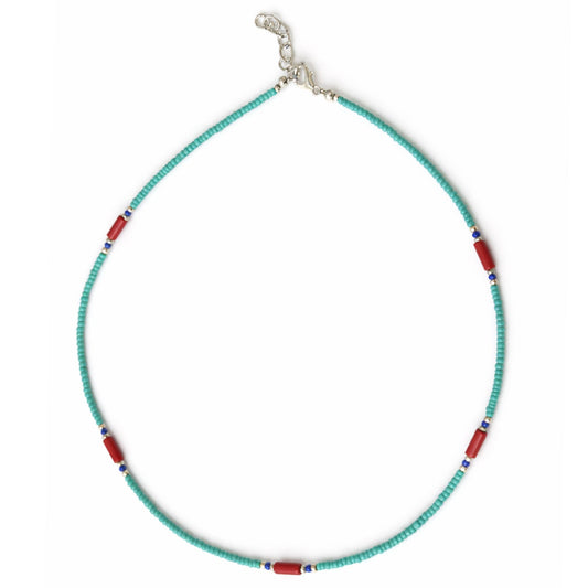 Collar de cuentas turquesas con detalles rojos y azules, estilo bohemio y ajuste ajustable en plata.