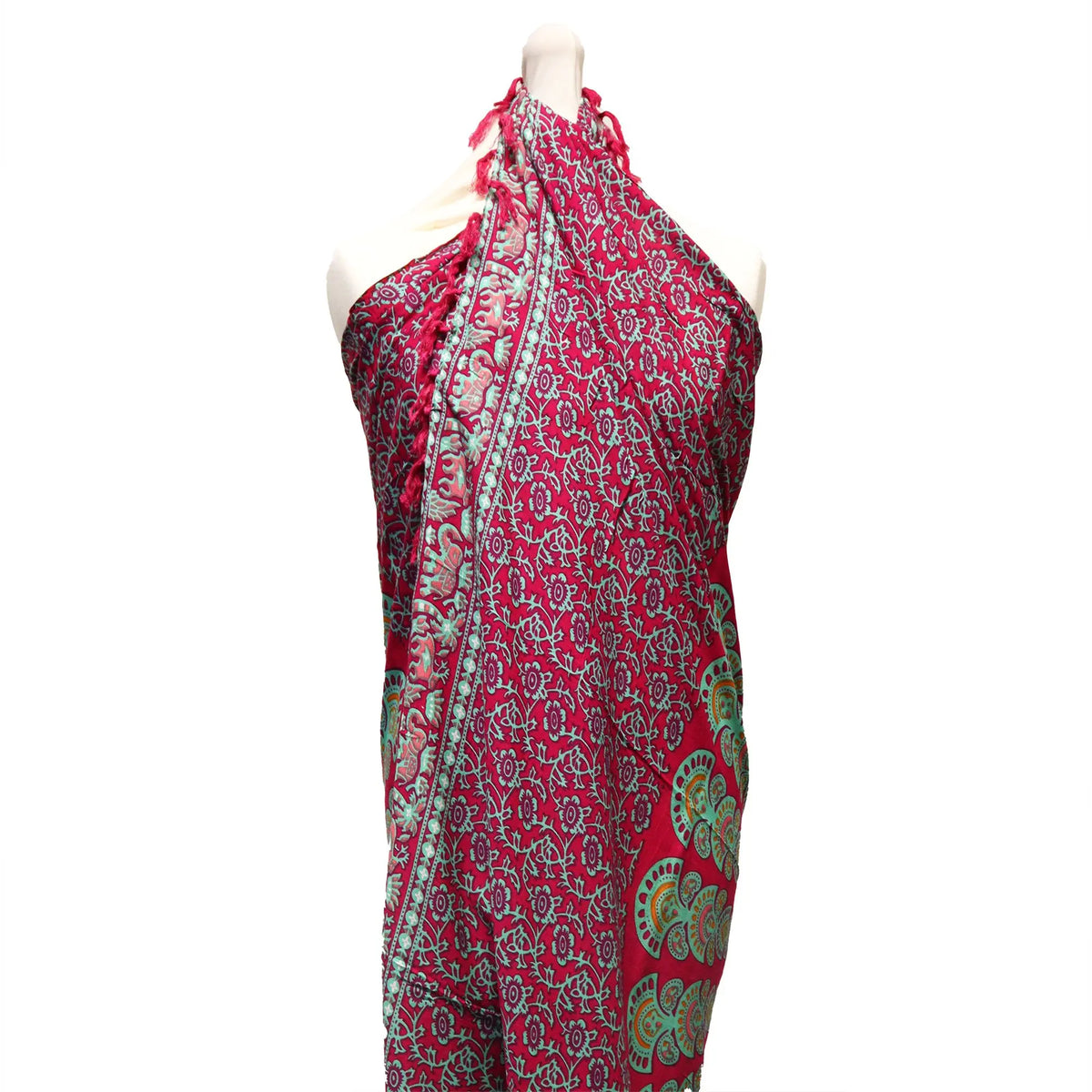 Pareo morado con estampado floral y cenefa de mandalas en verde azulado, sobre maniquí blanco.