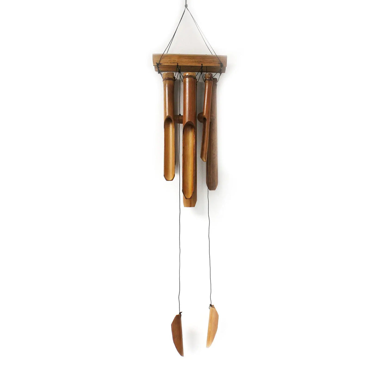 Campanilla de viento de bambú natural con 6 tubos colgantes y base de madera, diseño artesanal, fondo blanco.
