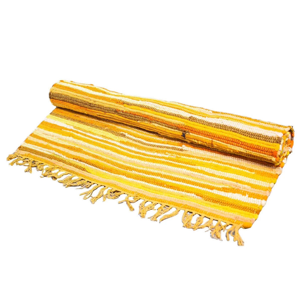 Alfombra de trapo artesanal con rayas horizontales en tonos naranja, amarillo y blanco, y flecos en los extremos.