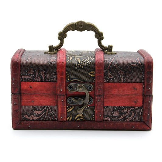 Caja decorativa de madera roja y negra con diseño floral, cierre de metal antiguo y asa decorativa.
