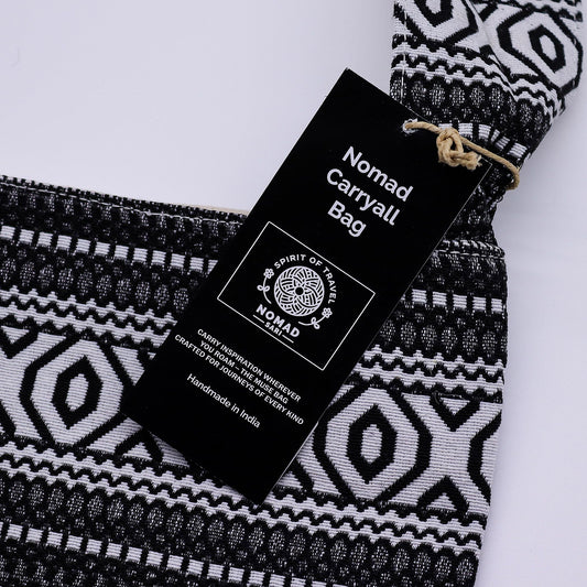 Bolsa de mano Nomad de algodón negro y blanco, estilo étnico, hecha a mano en India. Ideal para llevar tus esenciales.