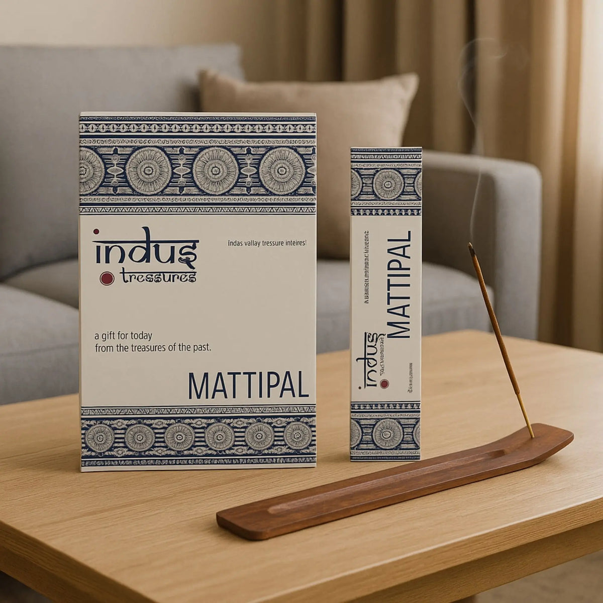 Cajas de incienso con diseño ornamental azul y varilla encendida en porta-incienso de madera sobre una mesa de madera.