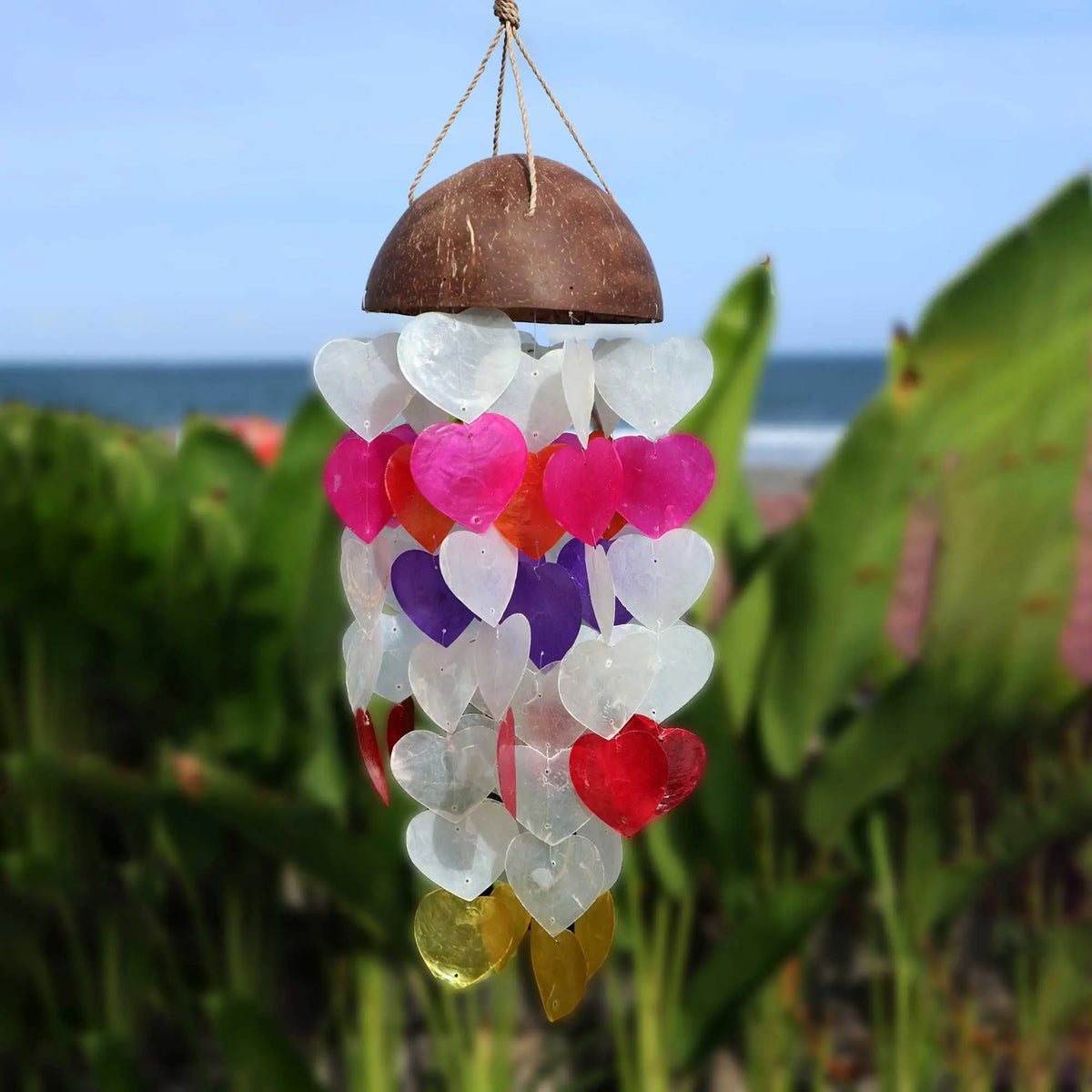 Campanas de viento con base de coco y corazones de nácar de colores colgantes. Estilo artesanal, 40 cm de longitud.