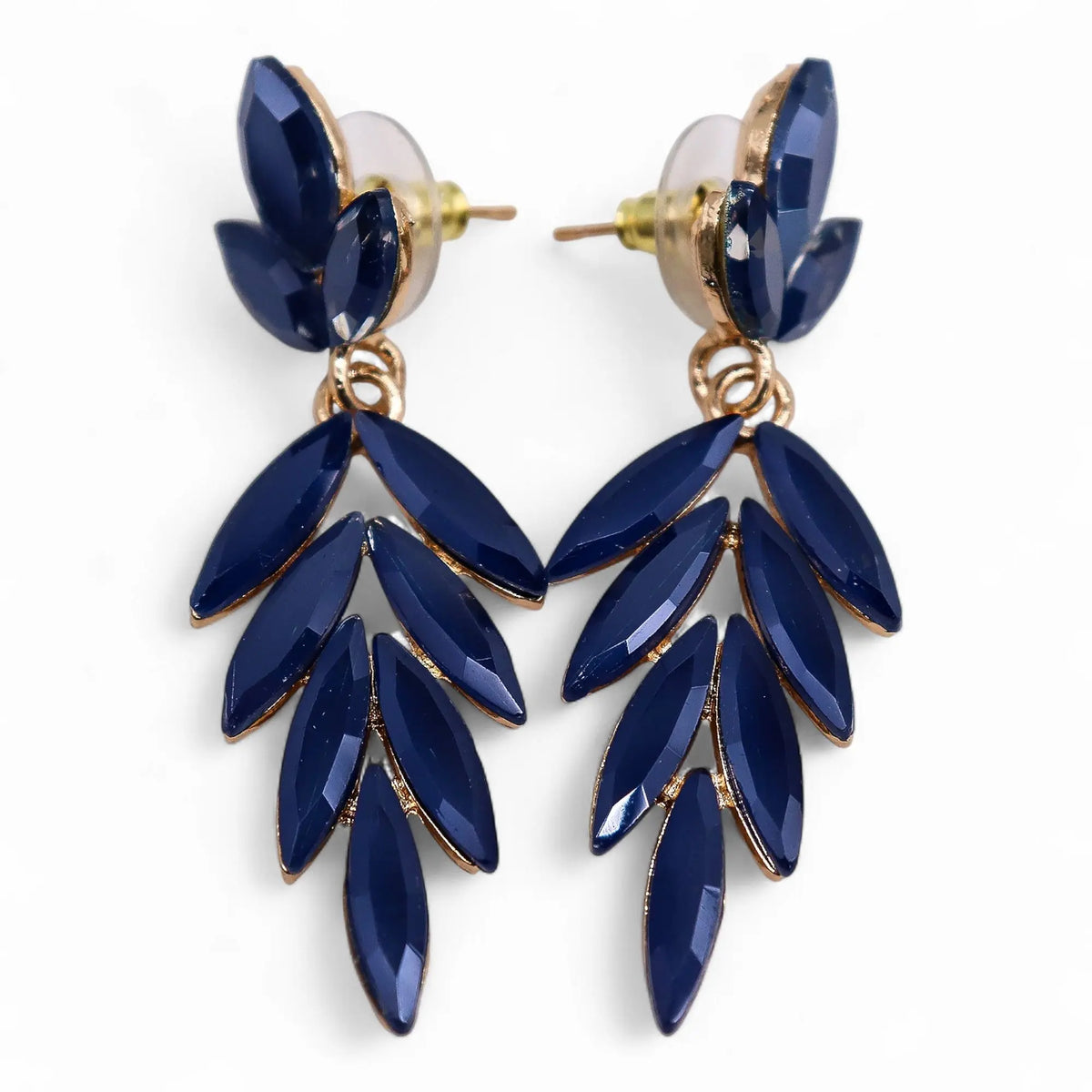 Pendientes colgantes en forma de hoja con cristales azul royal y montura dorada sobre fondo blanco.