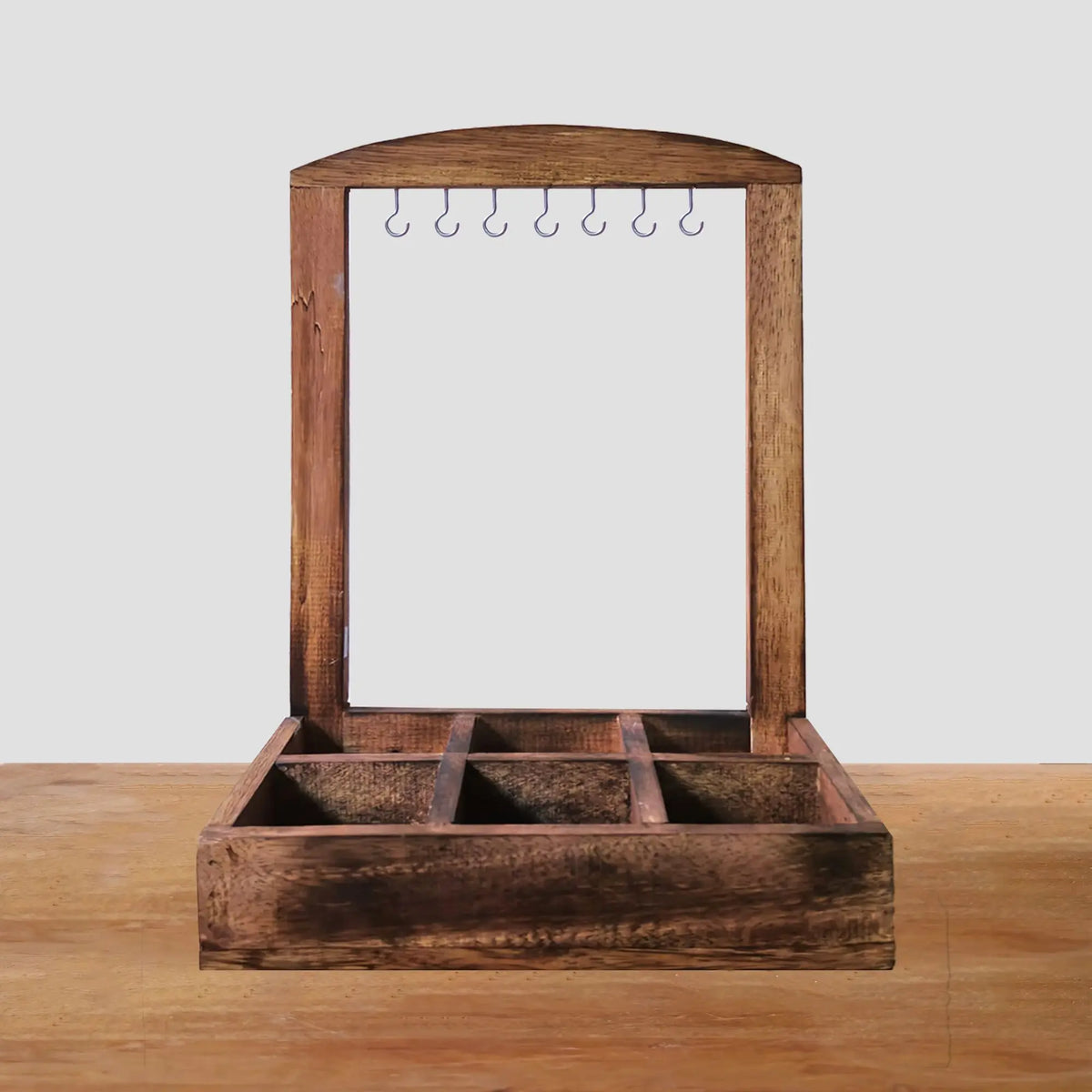 Expositor de madera oscura hecho a mano con bandeja de 6 compartimentos y ganchos superiores para colgar artículos.