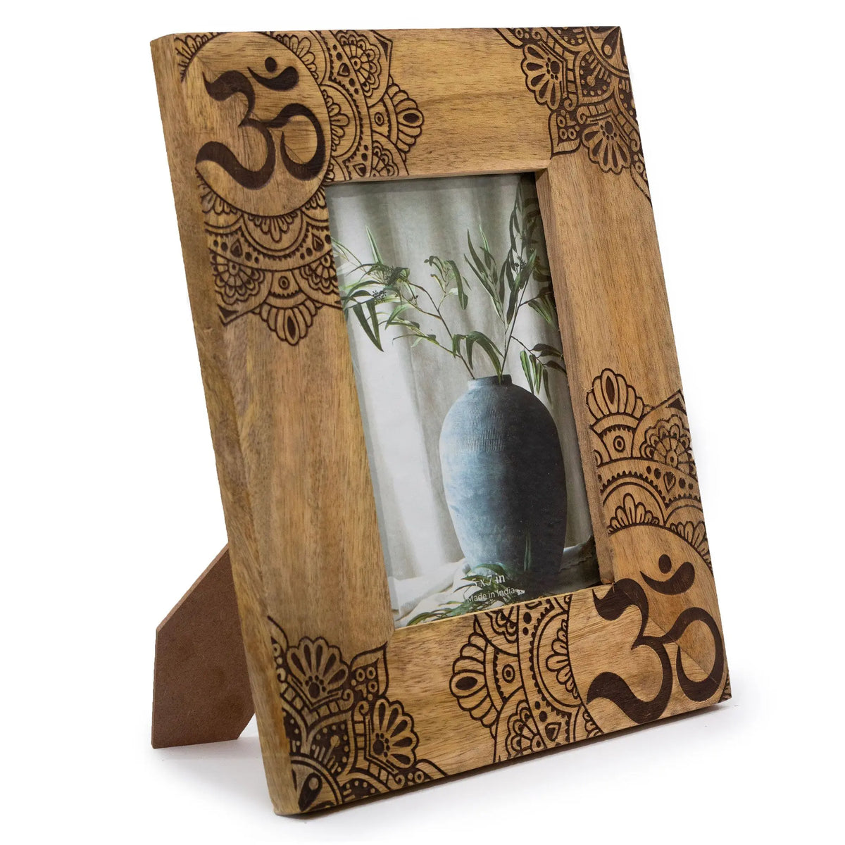 Marco de fotos en madera de mango con grabados negros de estilo mandala y símbolo Om. Diseño artesanal y elegante.