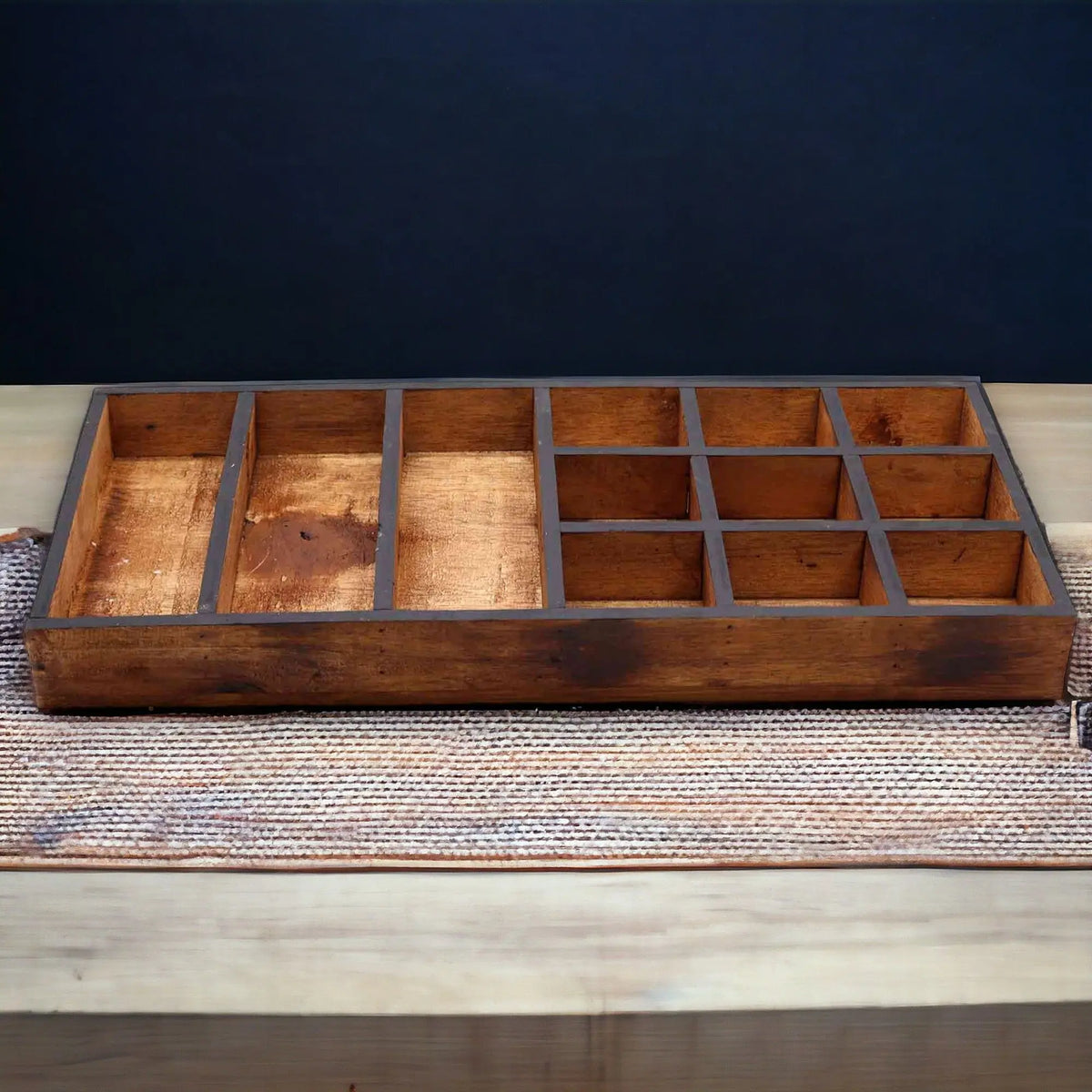 Bandeja de exhibición Ancient Wisdom: madera rústica, rectangular con compartimentos grandes y pequeños.