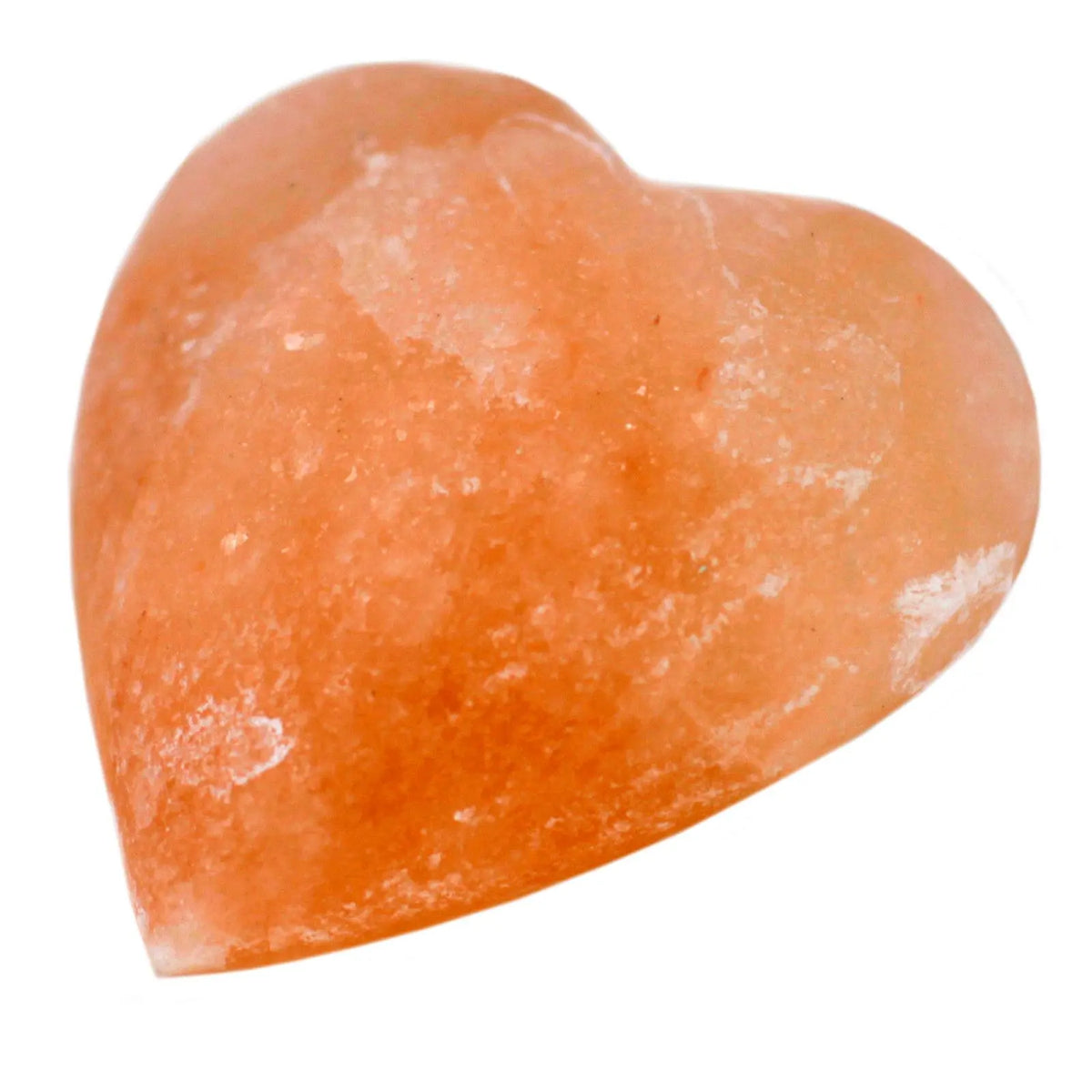Piedra desodorante de sal mineral del Himalaya en forma de corazón, color naranja traslúcido y textura cristalina.