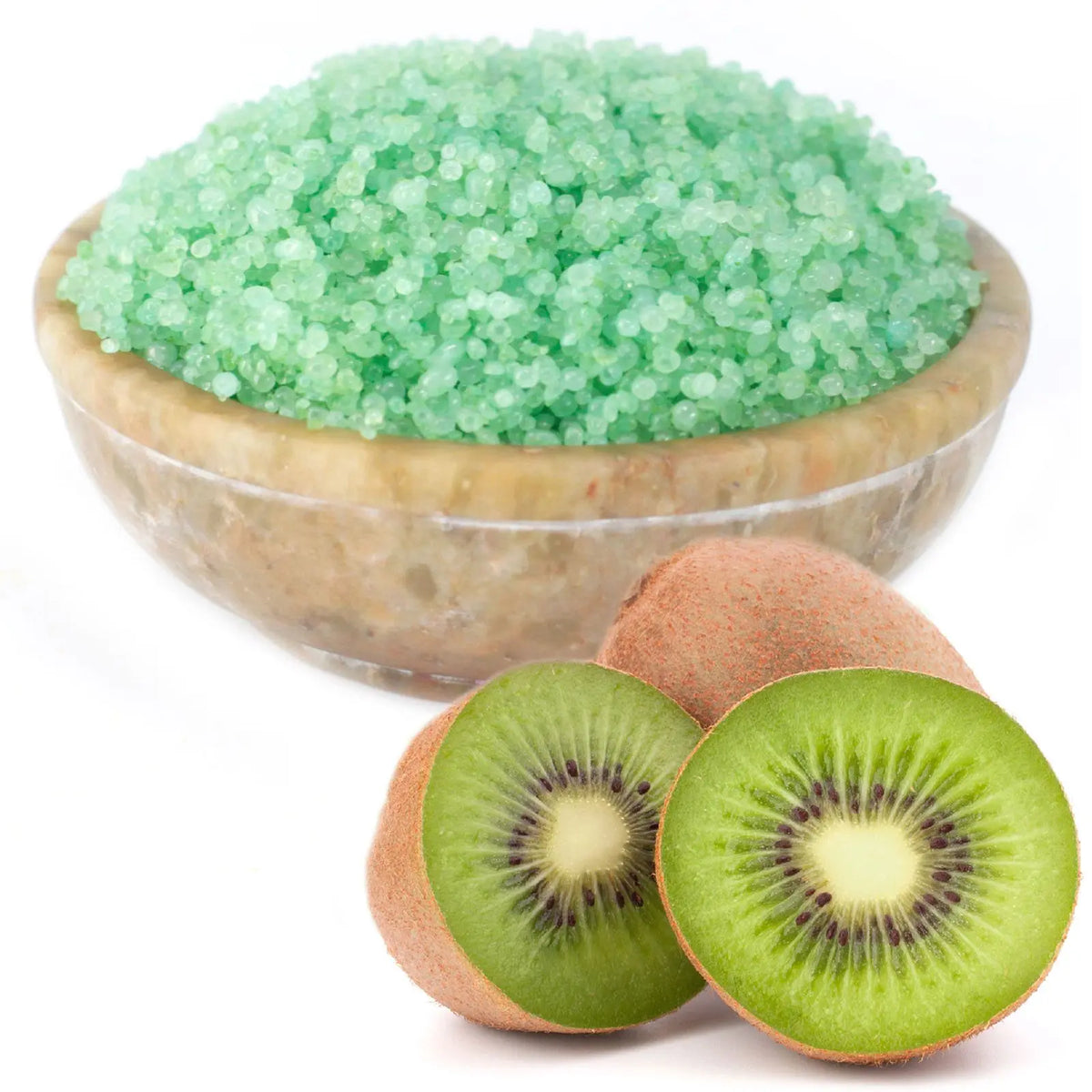 Cuenco de piedra con gránulos aromáticos verdes y kiwis frescos sobre un fondo blanco limpio