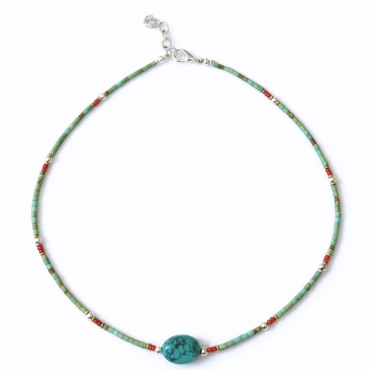 Collar de cuentas de turquesa y verde con detalles en rojo y dorado, diseño bohemio y elegante.