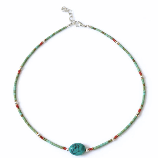 Collar de cuentas de turquesa y verde con detalles en rojo y dorado, diseño bohemio y elegante.