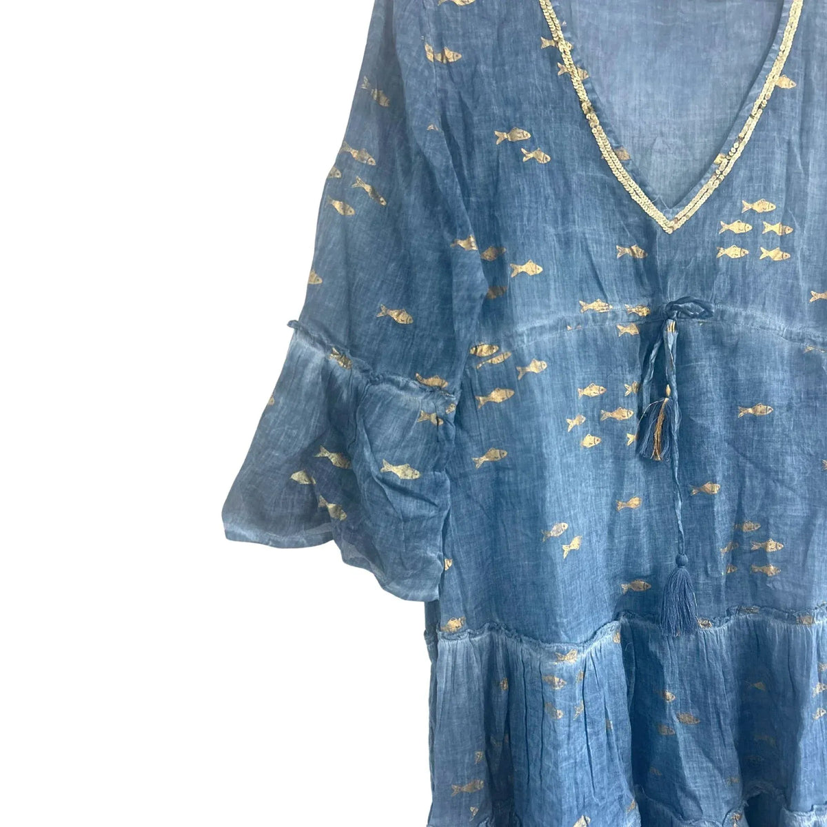 Vestido azul marino con estampado de peces dorados, cuello en V decorado, mangas acampanadas y cordón con borlas