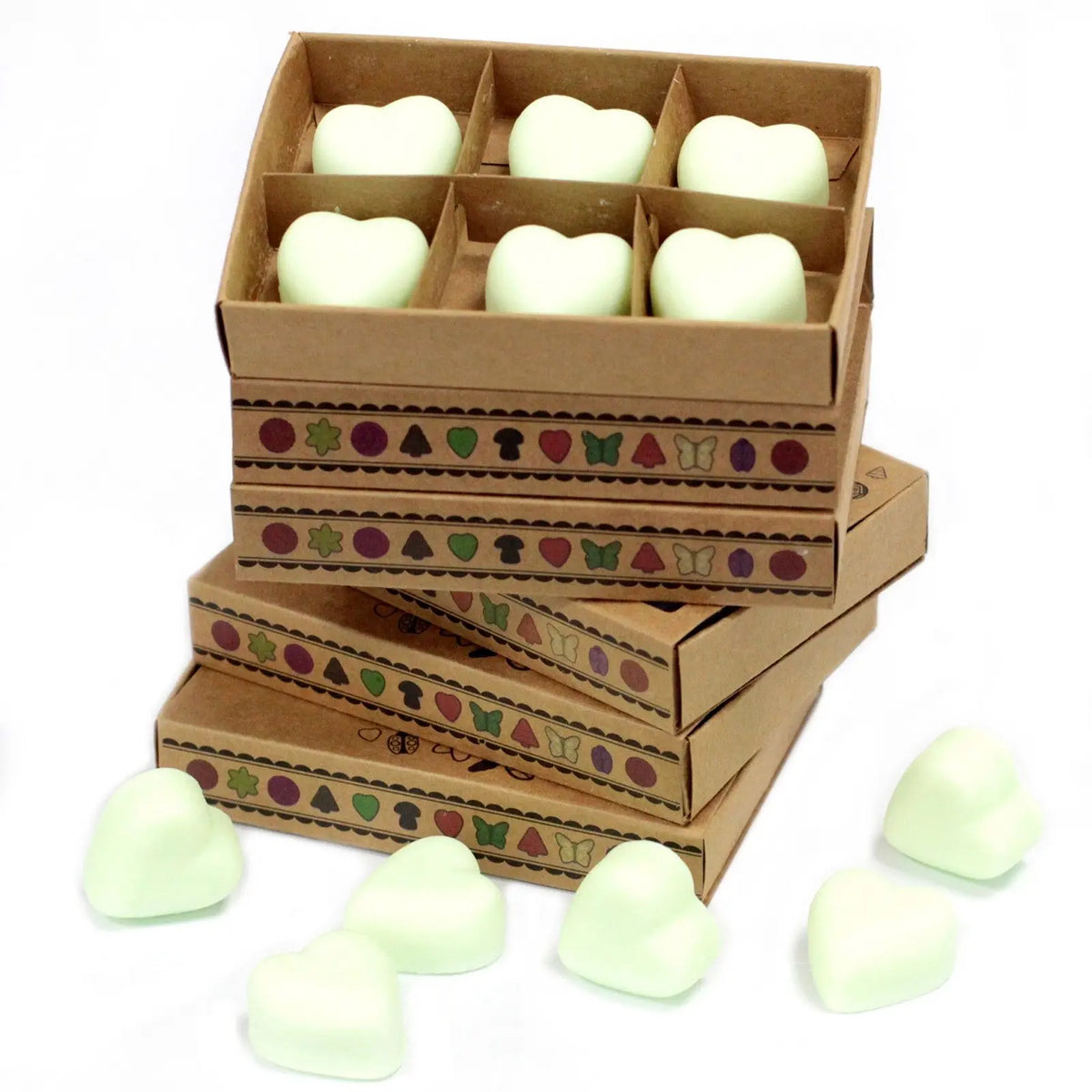 Cajas de cartón con 6 ceras de soja verde menta en forma de corazón, decoradas con motivos naturales.