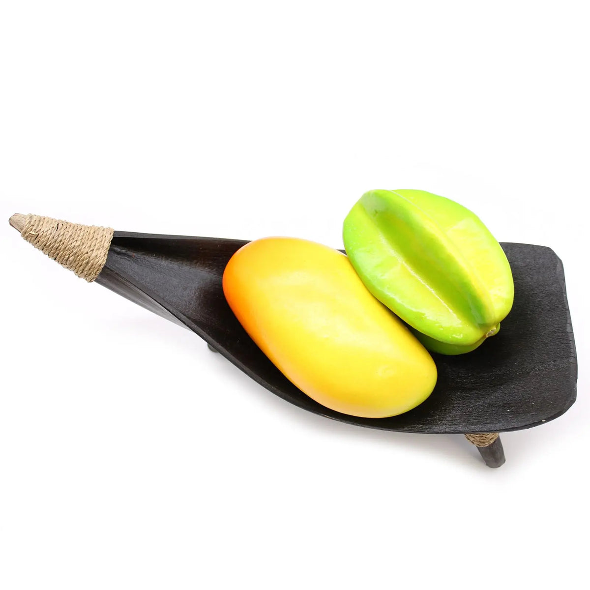 Frutero de hoja de coco color chocolate con detalle de cuerda y frutas artificiales (mango y carambola).