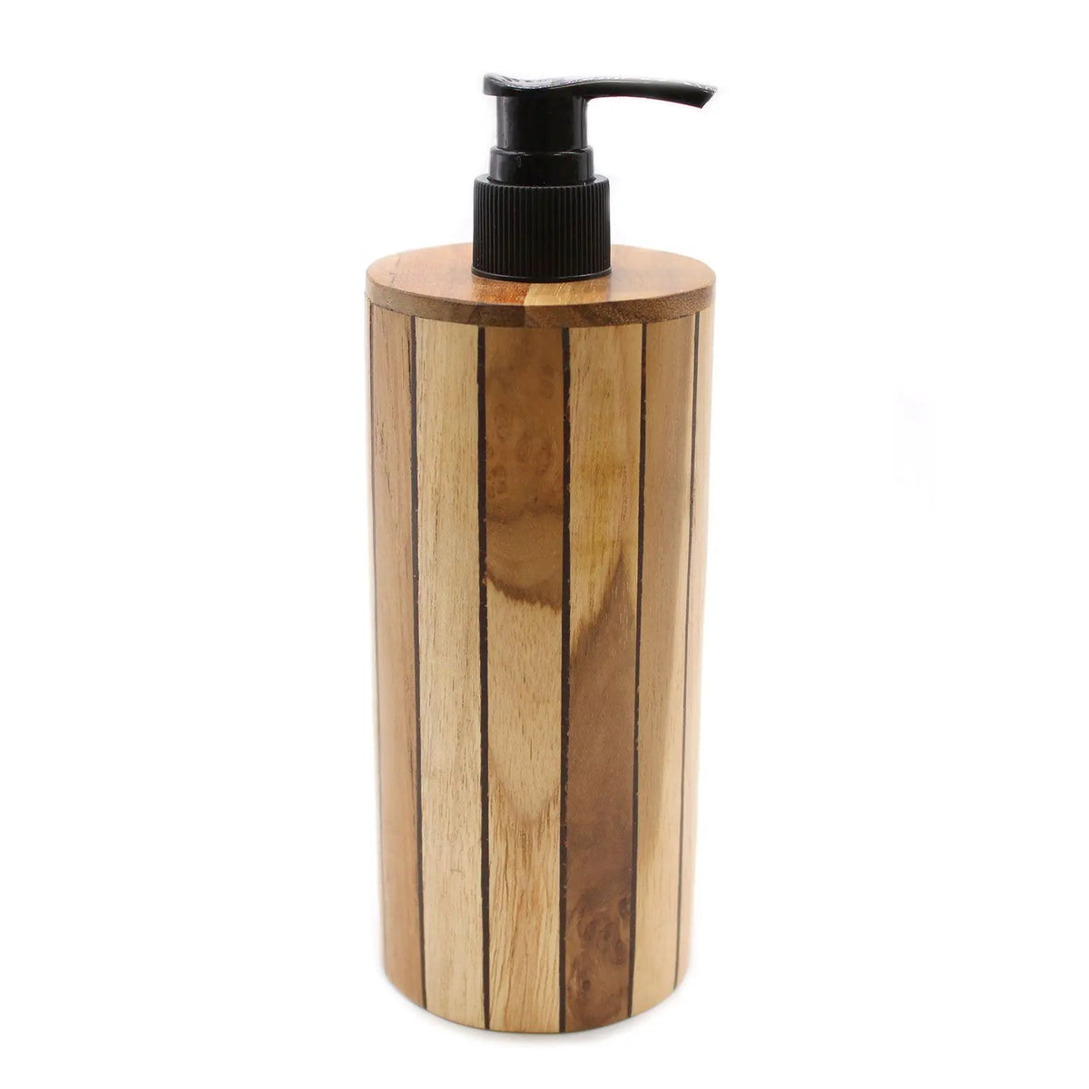 Dispensador de jabón cilíndrico de madera natural con vetas rayadas y dosificador de plástico negro. Fondo blanco.