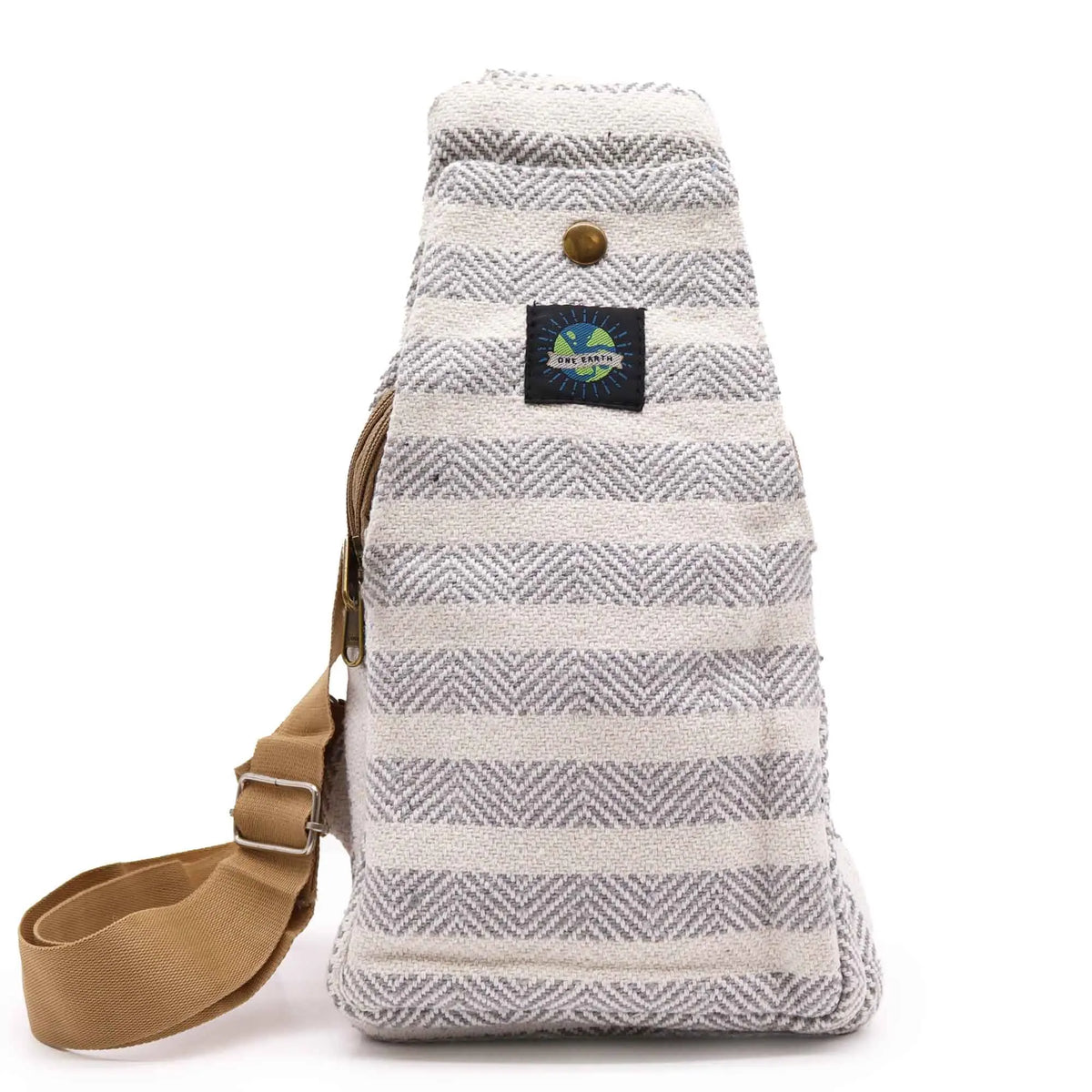 Bolso bandolera de algodón con patrón de espiga en gris y blanco, correa ajustable marrón y cierre de cremallera.