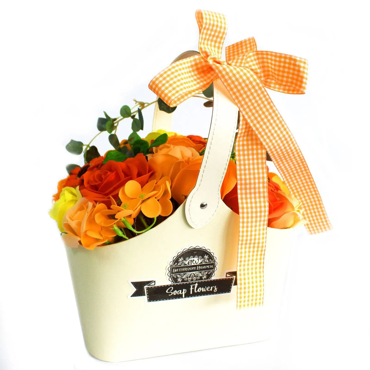 Cesta color crema con ramo de flores de jabón naranjas, decorada con un lazo de cuadros vichy naranja y blanco.