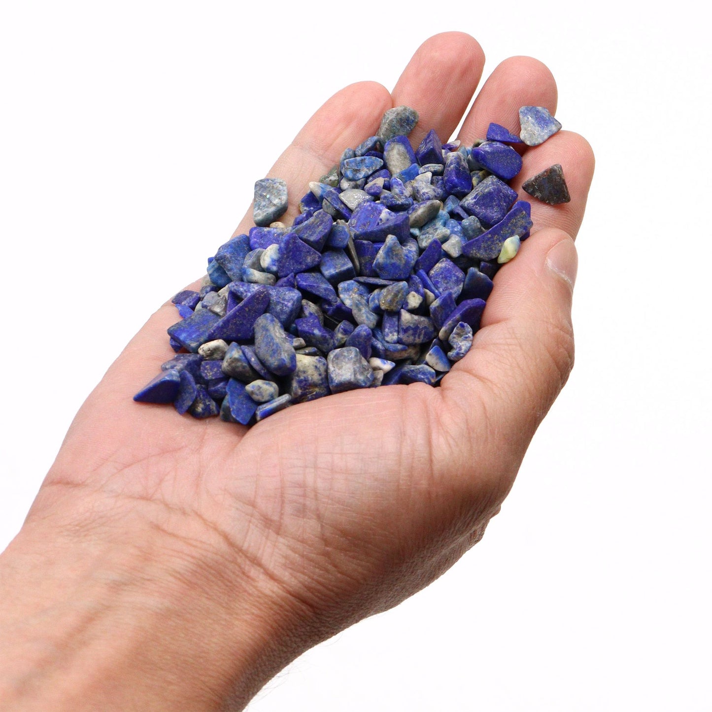 Piedras azules de lapislázuli en mano, perfectas para decoración, manualidades y terapias alternativas.