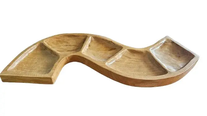 Cuenco artesanal de madera de teca en forma de serpiente ondulada, dividido en 5 secciones, con veteado natural visible.