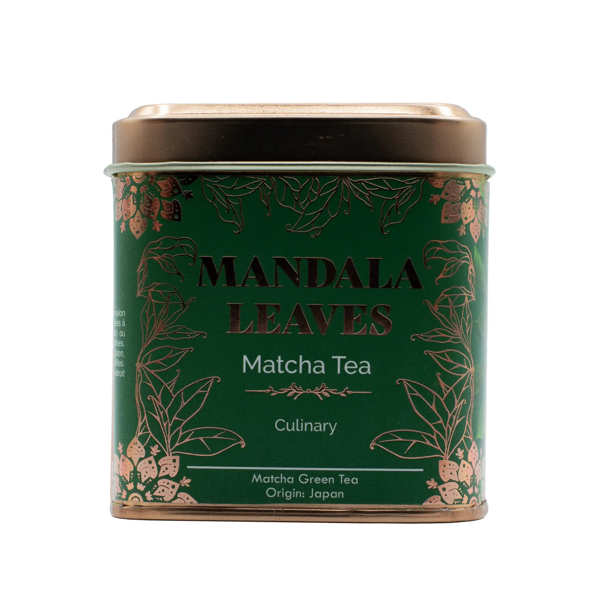 Lata cuadrada de té matcha verde con detalles florales en cobre y estilo artesanal sobre fondo verde oscuro
