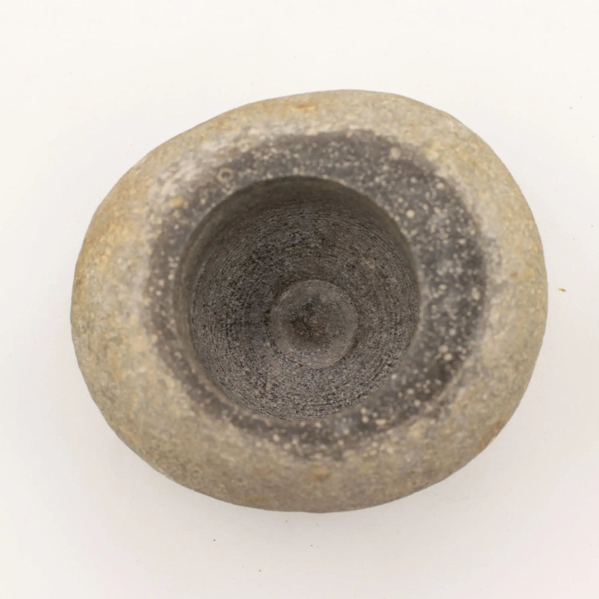 Maceta de piedra gris con textura irregular, estilo rústico, ideal para decoración de interiores o exteriores.