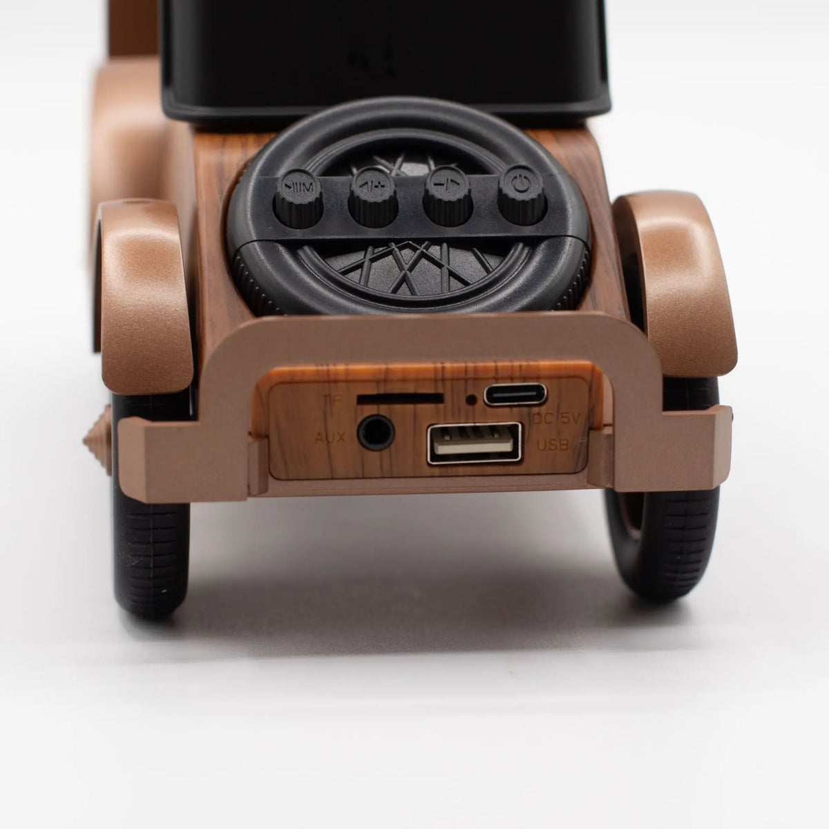 Altavoz Bluetooth vintage con forma de coche, diseño en madera y metal bronce con controles y puertos de conexión.