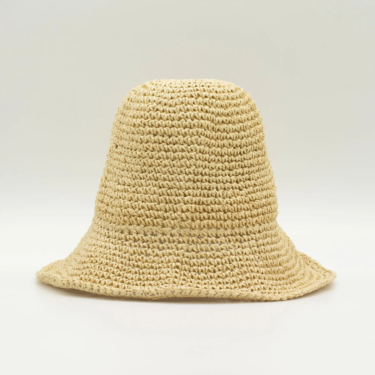 Sombrero de paja trenzada en color beige, estilo fedora, ideal para el verano.