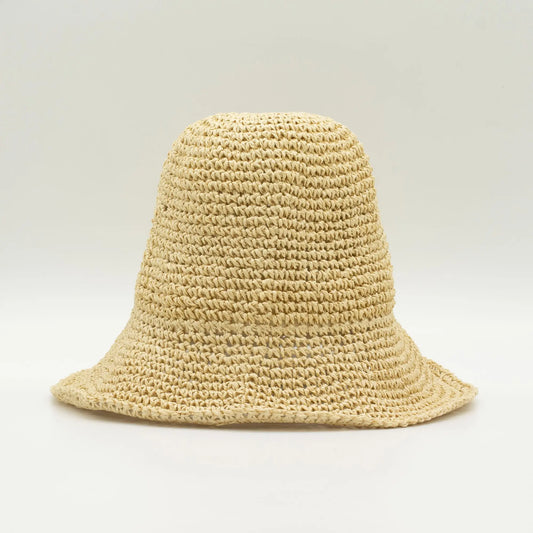 Sombrero de paja trenzada en color beige, estilo fedora, ideal para el verano.