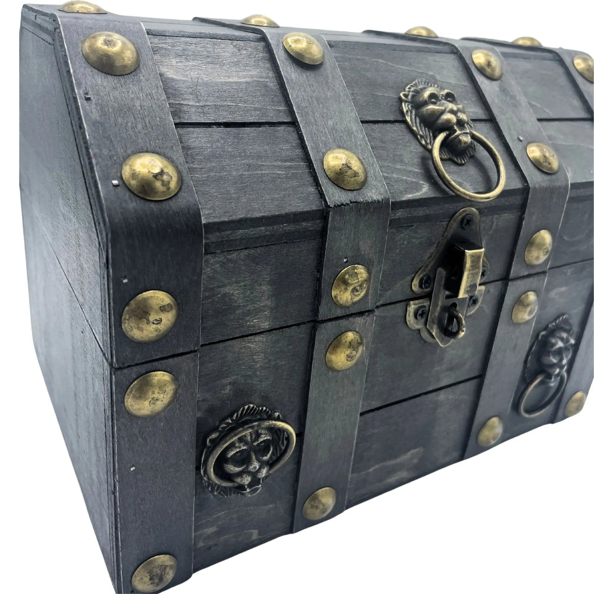 Cofre vintage gris de madera con herrajes, tachuelas doradas y detalles de cabezas de león en los laterales.
