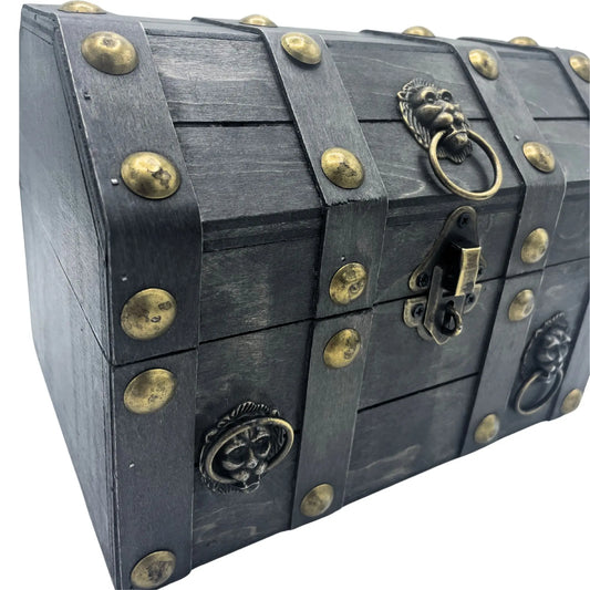 Cofre vintage gris de madera con herrajes, tachuelas doradas y detalles de cabezas de león en los laterales.