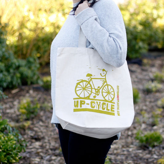 Modelo con Bolsa de tela - Bicicleta