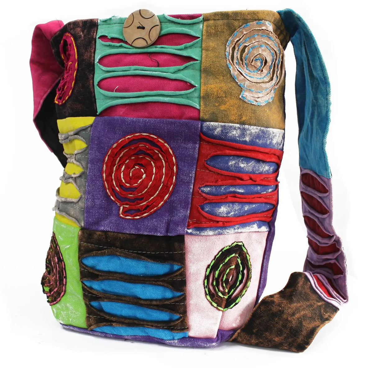 Bolso hippie artesanal de tela con parches multicolores, motivos en espiral, textura rugosa y cierre de botón de madera